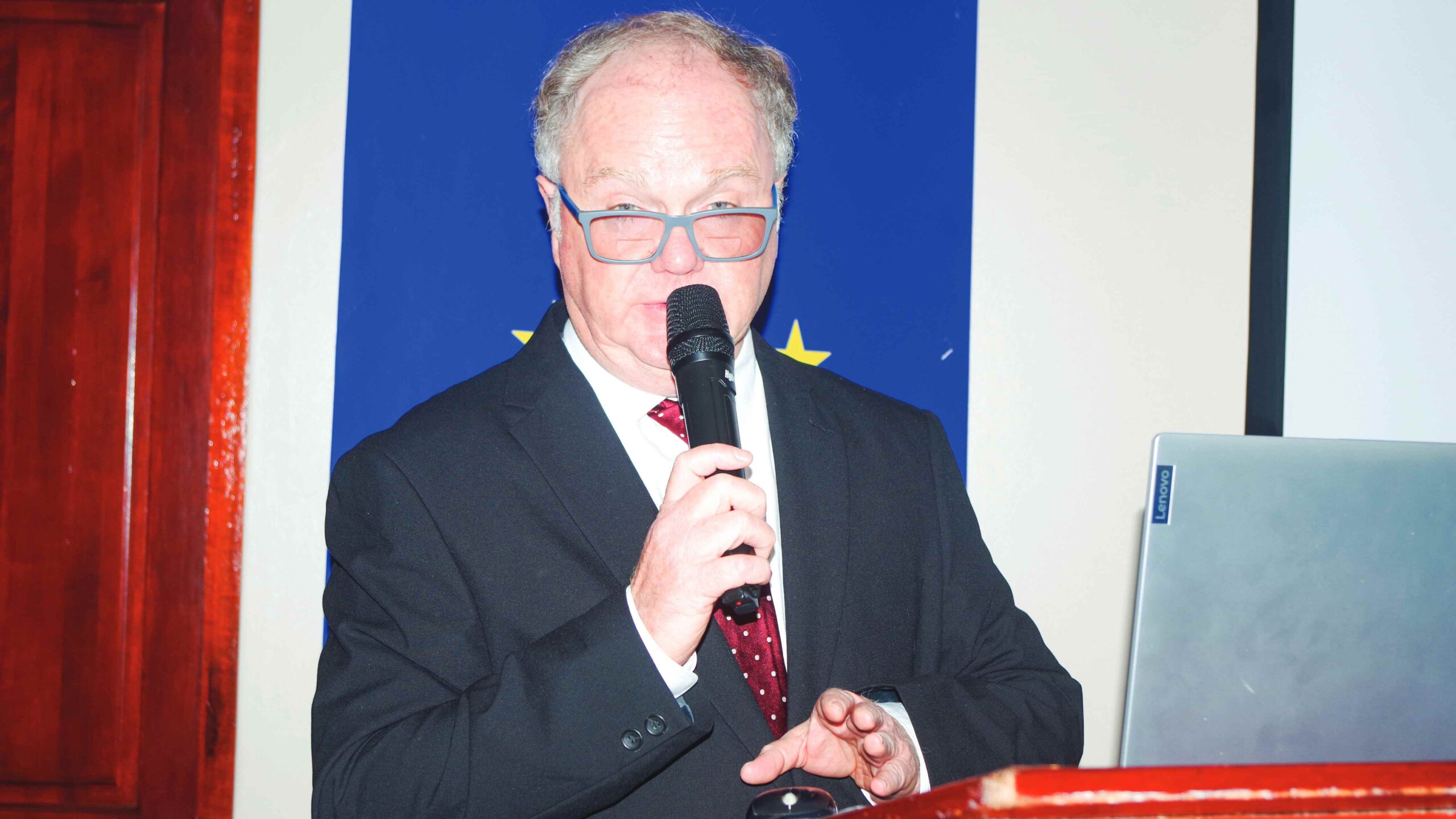 Consultant Rolf-Joachin Offo.