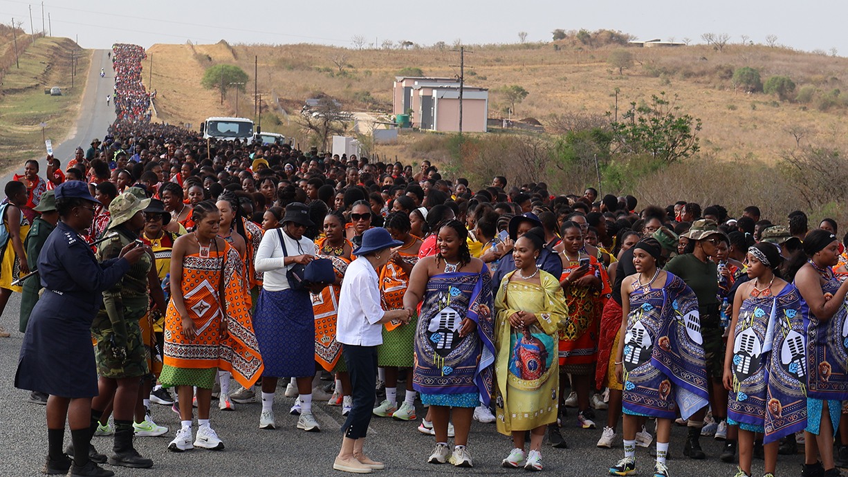 The maidens had to make a brief stop as a businesswoman wanted to greet Inkhosatana Sakhizwe, while they were on their way to Mafutseni from Mpisi Farm yesterday afternoon.