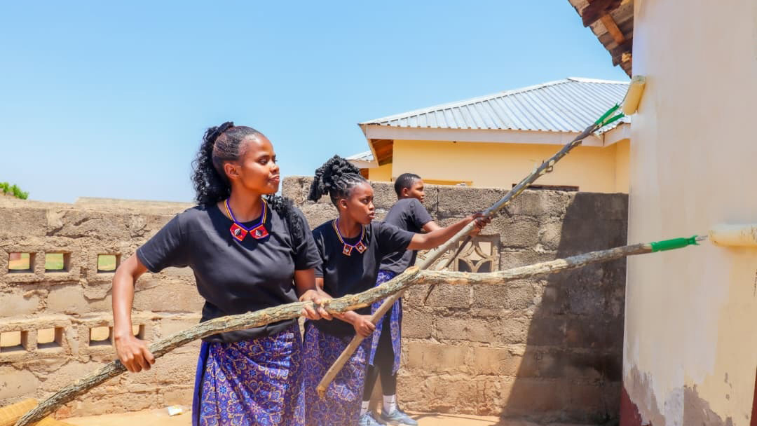 Some of the finalists painting one of the houses at the Nuakatfo chiefdom.