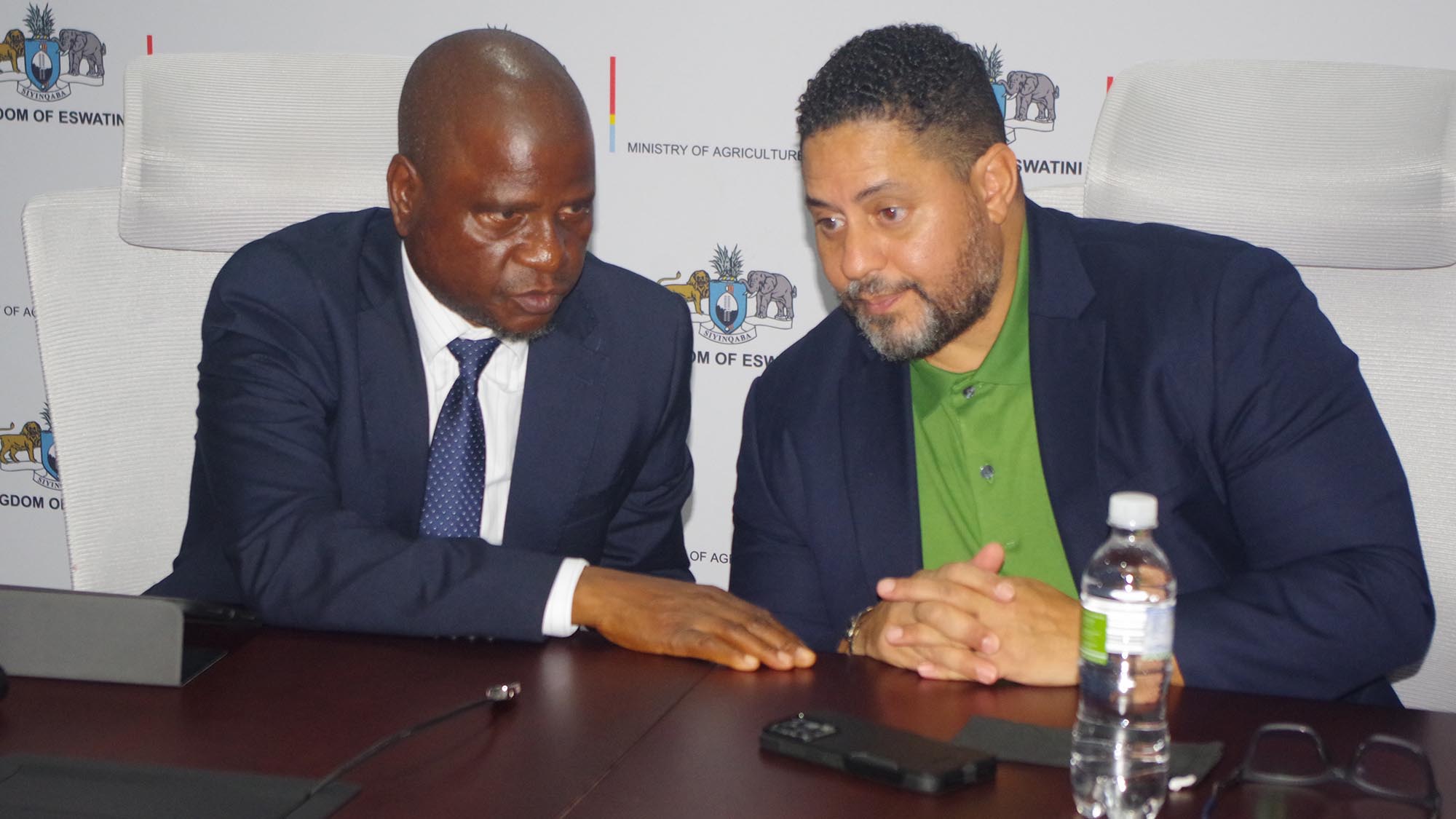 Minister for Agriculture, Mandla Tshawuka in conversation with United States Chargé d’Affaires Marc Weinstock.