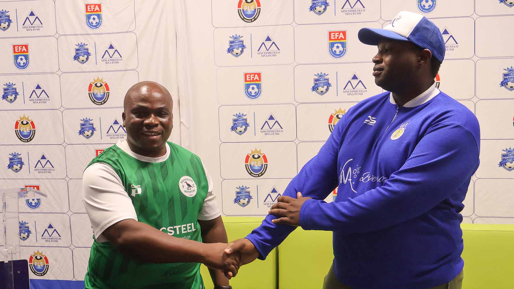 Nsingizini Hotspurs PRO Sibusiso ‘Mnotfo’ Dlamini shakes hands with VIVA Stumbo XI’s Celumusa Sibandze after the draw.