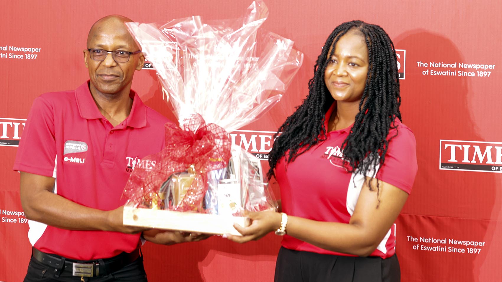 Times of Eswatini MD Martin Dlamini hands over a gift hamper to e-Mali CEO Nozipho Dlamini. (Pics: Sanele Jele)