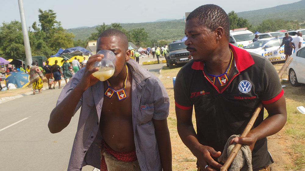 (Top) Khandzabacedza and Lugogolwemfene from Lushikishini enjoying the buganu brew. (L) Zodwa Khanyile with Rosa Guidi from Italy.