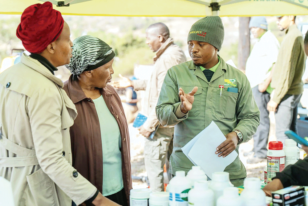 Nhlakanipho Ndlangamandla from Khuba Traders' Buhleni branch explaining some details to farmers.