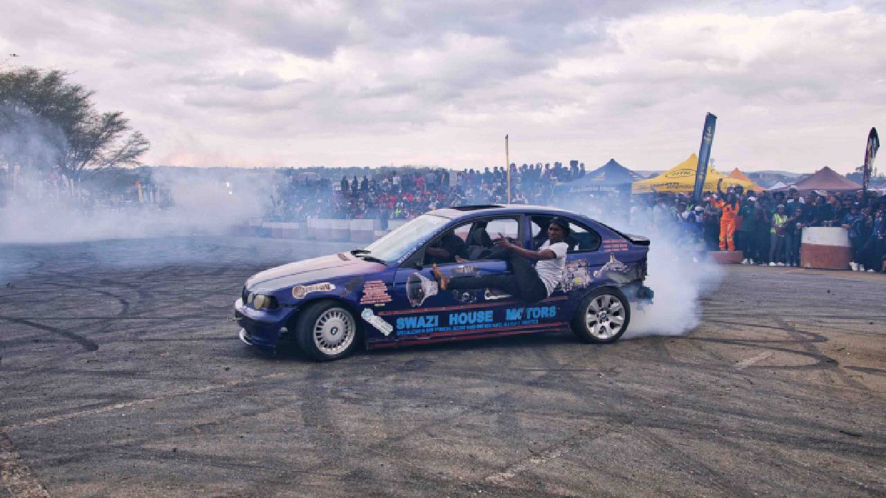 A stuntman clinging on the side of the car and this was one of the crowdu2019s favourite spinners. (Pics: Mxolisi Dlamini)