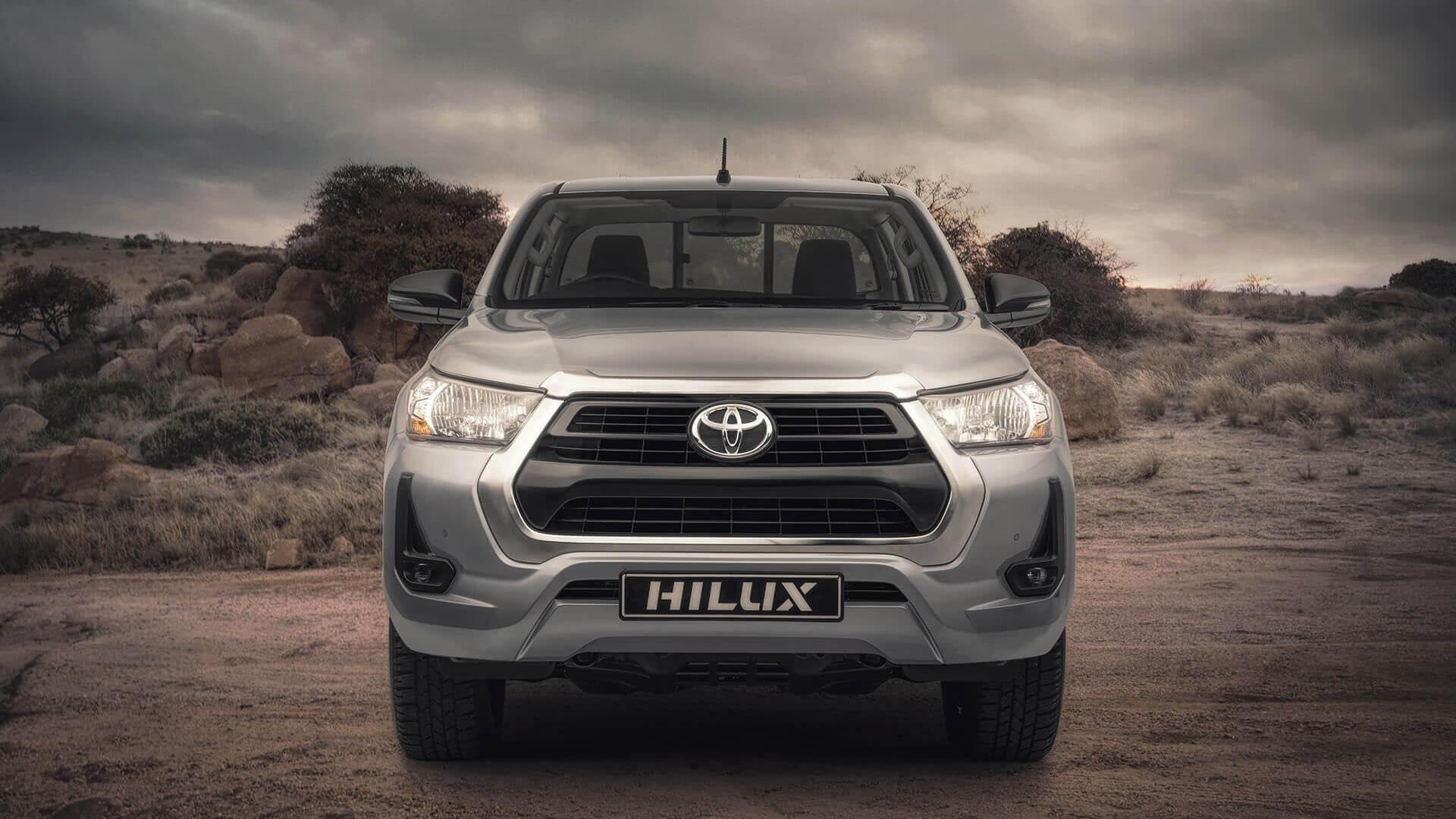 Its optional aggressive LED headlamps, chrome styling, retractable side mirrors and ultra-tough moulded front bumper makes the Hilux hard to miss.