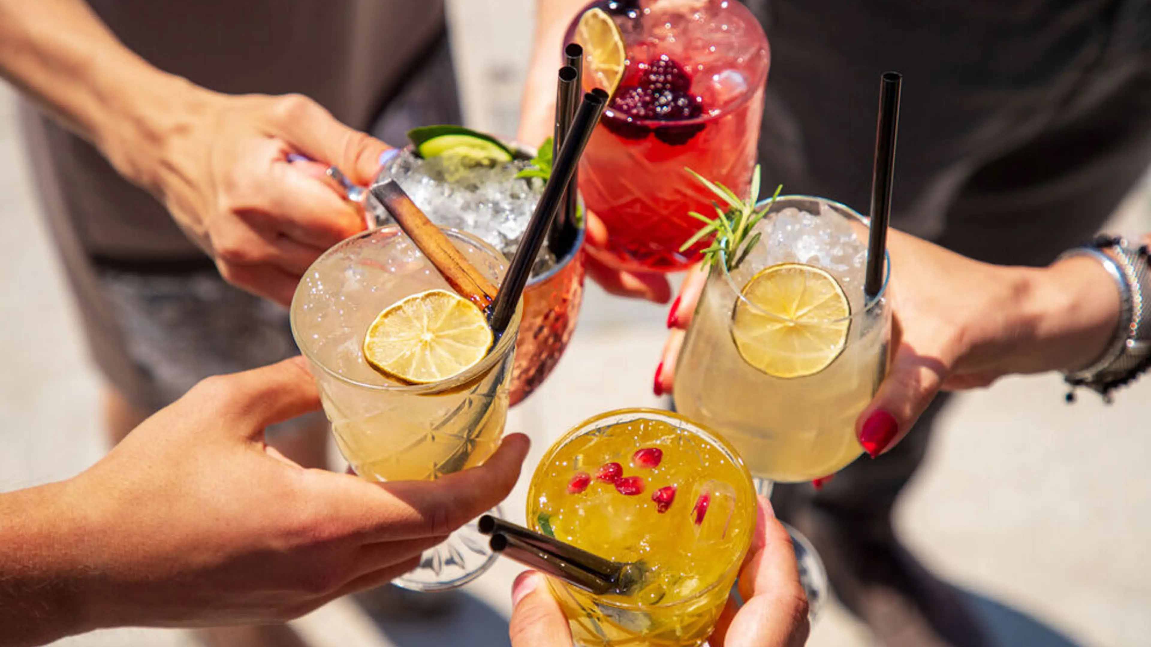 Ladies can elevate their Thursday evenings with Sip & Glow Thursdays. Enjoy complimentary welcome cocktails between 6pm and 7pm while soaking up the vibrant atmosphere, great company and delicious food offerings.