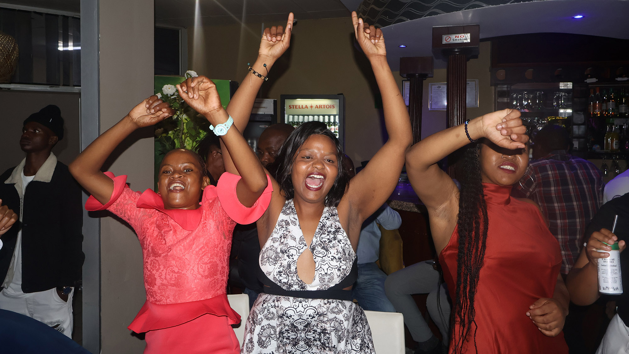 Patrons responding to Zwile’s performance.