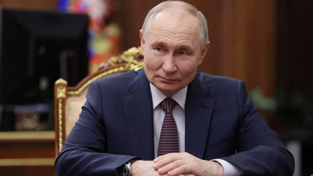 Putin bombards Kyiv 
