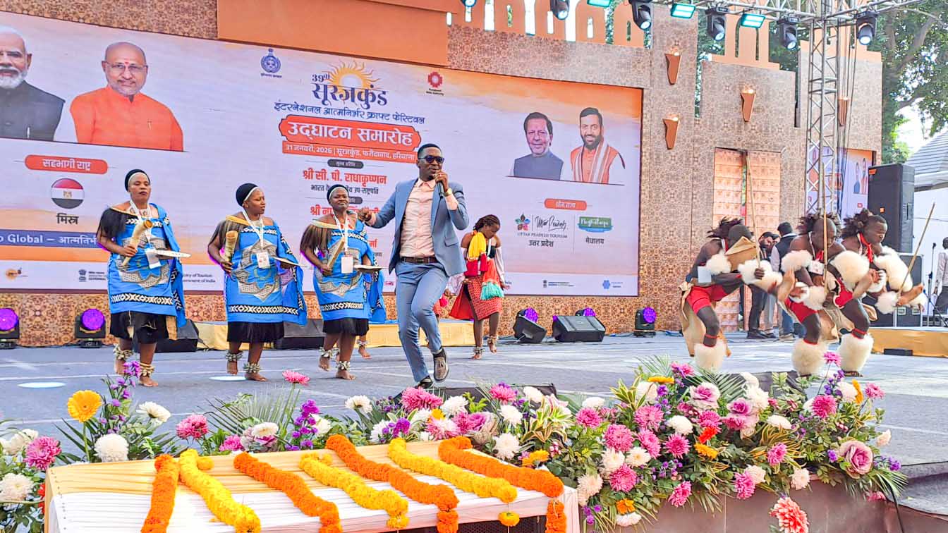 10-member cultural troupe begins performances in India Festival 