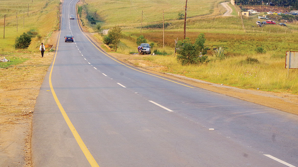Motorists are now cruising on the rehabilitated section of the Motshane/Pigg’s Peak Road. The critical, pothole-riddled portions of the road are currently being rehabilitated to reduce the inconvenience to motorists. (Pics: Sibusiso Shange)