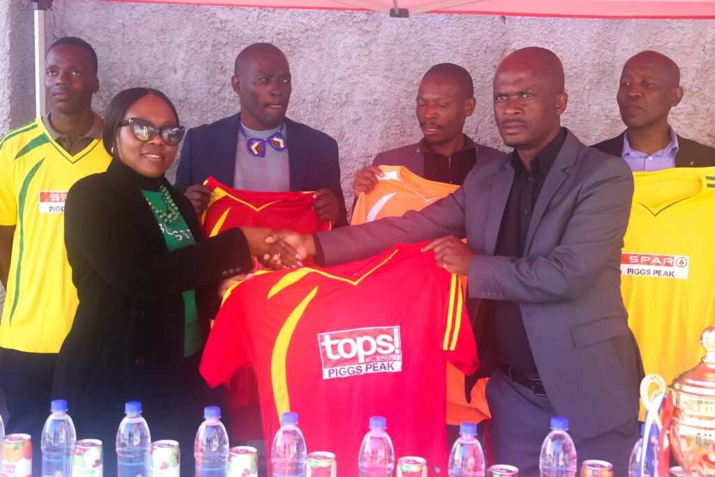 Dlamini presenting Fakudze with the Tops at Spar branded kit for the regional referees games.