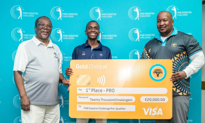 FNB Challenge Pre-qualifiers winner Mongiwetfu Masuku flanked by EPGA President Musa Mdluli and FNB Eswatini Head of Corporate & Commercial Investment Banking Ncamiso Dlamini during the prize presentation at Ezulwini Golf and Country Club.(Pic: Sanele Jele)