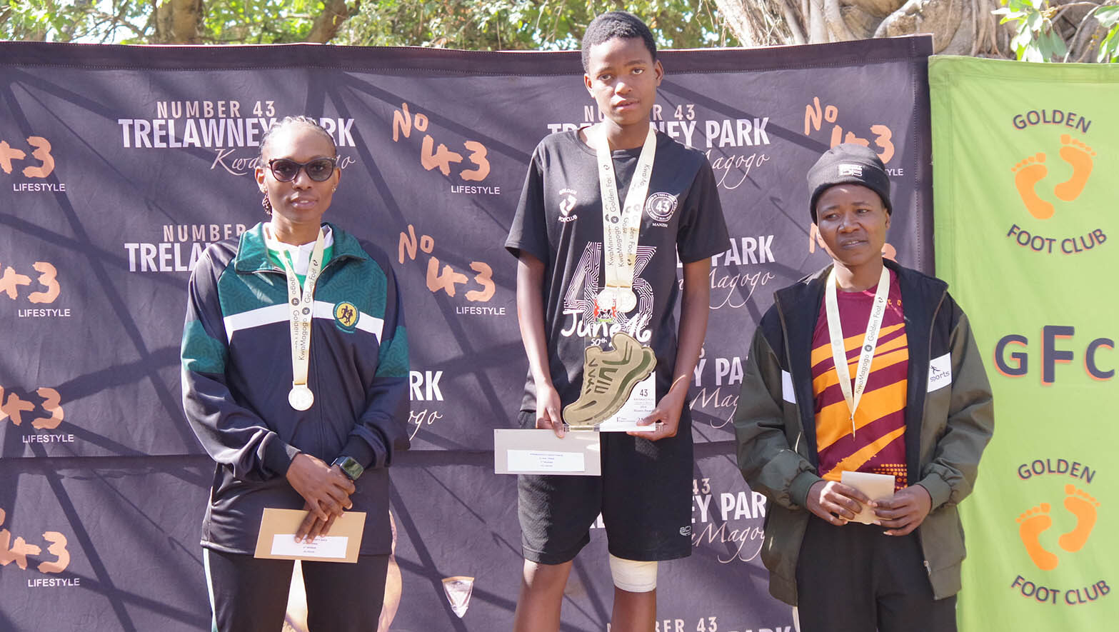 Amahle Mathunywa fought through a knee injury to claim victory in the women’s 21km race, with Thobile Ngwenyama (L) and Gugu Mthembu taking second and third places, respectively. (Pics: Nimrod Hlophe)