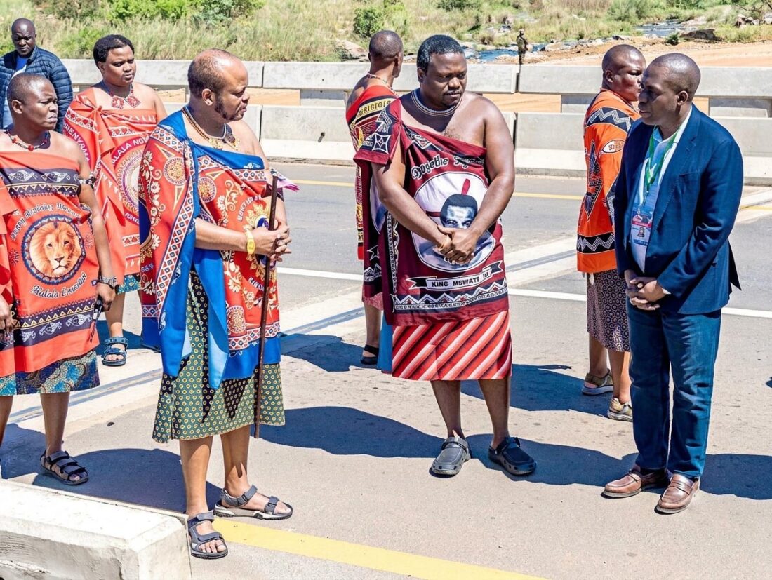 His Majesty (2nd L) with Minister for Public Works and Transport Chief Ndlaluhlaza Ndwandwe (2nd R)and Inyatsi Chairman Michelo Shakantu (R) during the tour of the completed road.
