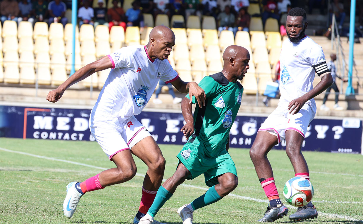 Manzini Sea Birds defensive midfielder Mpendulo Tfomo closes down Green Mamba winger Siyabonga 'Gusheshe' Zwane, while Sea Birds captain Ndumiso 'Tower' Ndaba keeps a watchful eye on the contest. Tfomo is reportedly set to join Green Mamba. (Pic:Nimrod Hlophe)