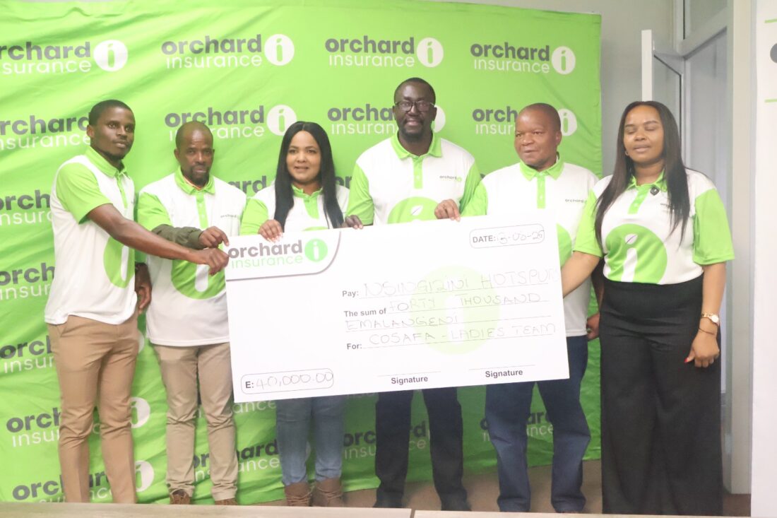 Orchard Insurance MD Joseph Museva (3rd from R) presenting the E40 000 replica cheque to Nsingizini Hotspurs Marketing Chairperson Nozipho Shabangu (3rd from L). (Pic: Machawe Fakudze)