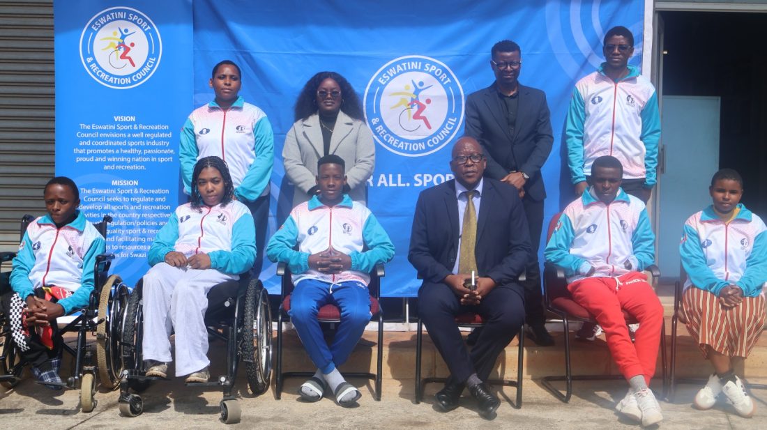 ESRC CEO Darius Dlomo (3rd from R) with the players and officials. (Pic: Machawe Fakudze)