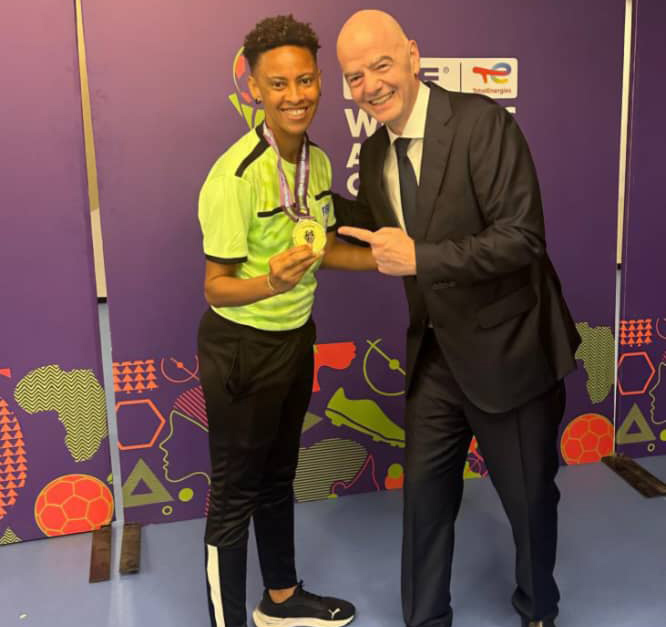 Letticia Viana poses with FIFA President Gianni Infantino.