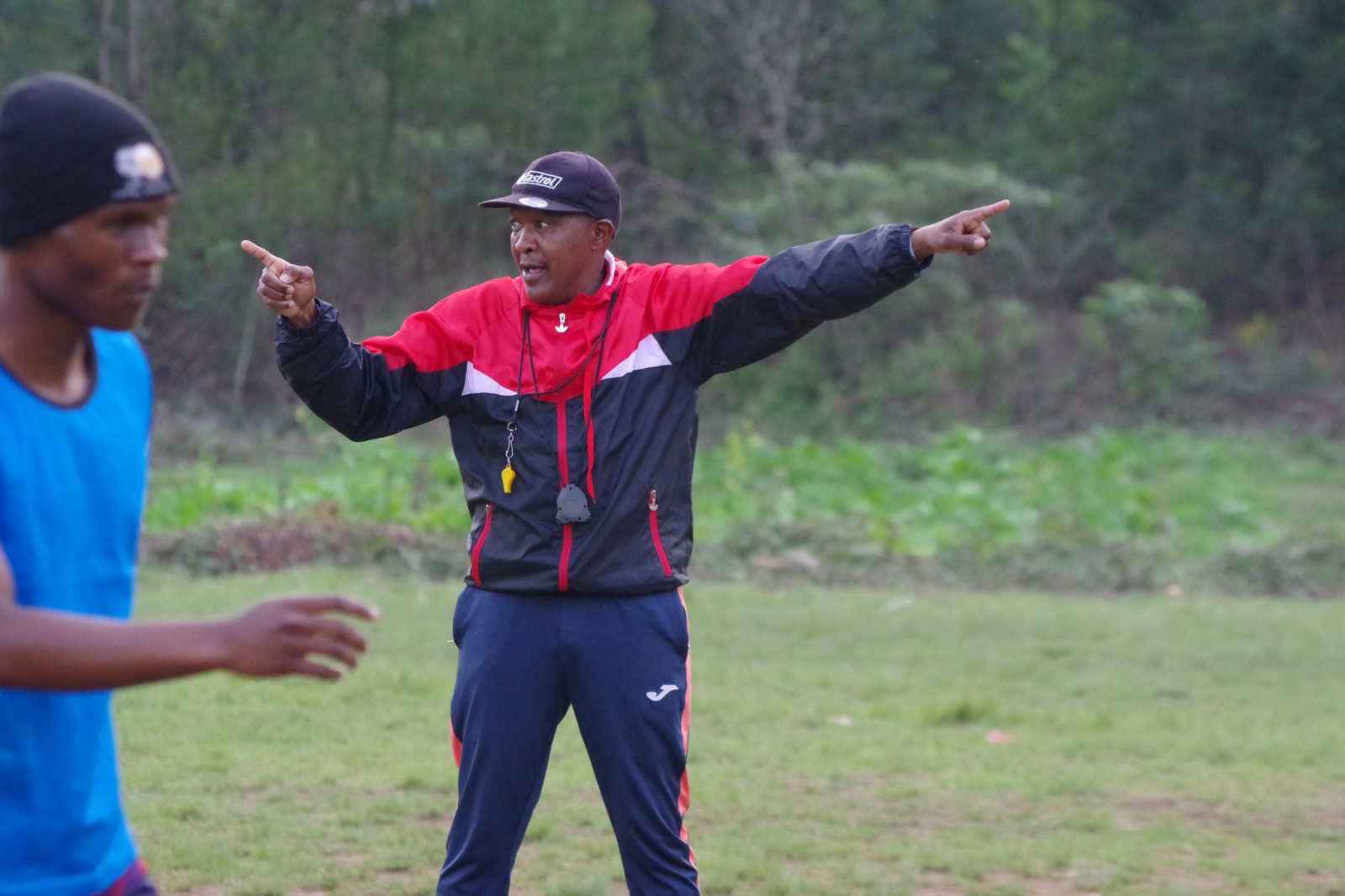 New Amawele Coach Bongani Mhlongo giving instructions on his first training session. (Pic: Machawe Fakudze)