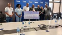 ERS Commissioner General Brightwell Nkambule, ESNAJ President Lwazi Dlamini amd Chairman of the Editors' forum Mbongeni Mbingo and other staff posing with the E180 000 sponsorship cheque for the second edition of the media awards. (Pic: Khaya Simelane)
