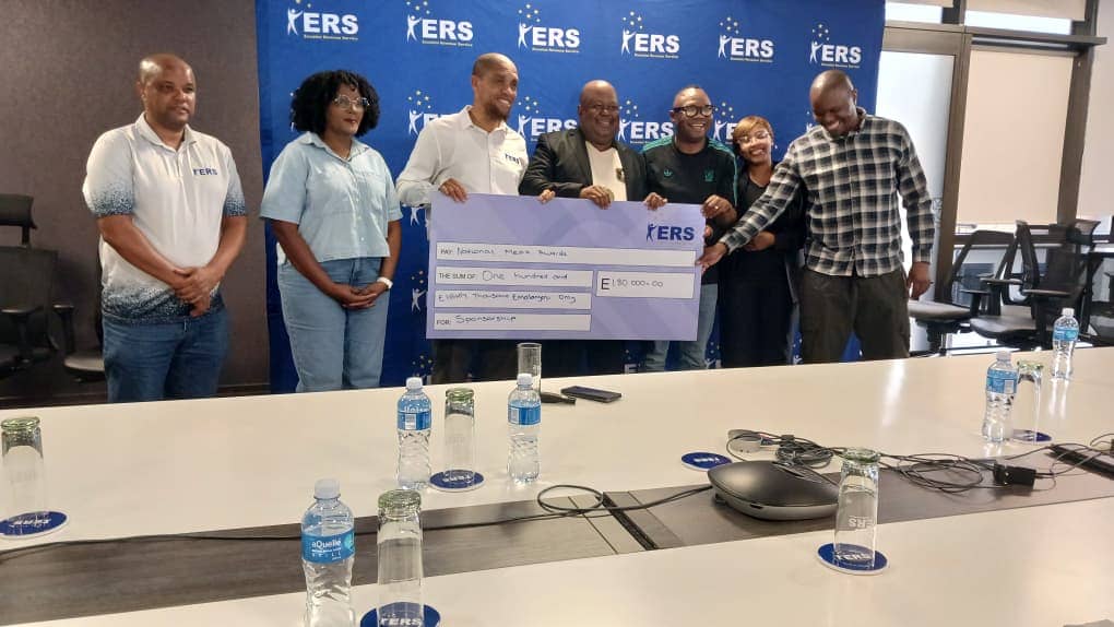 ERS Commissioner General Brightwell Nkambule, ESNAJ President Lwazi Dlamini amd Chairman of the Editors' forum Mbongeni Mbingo and other staff posing with the E180 000 sponsorship cheque for the second edition of the media awards. (Pic: Khaya Simelane)