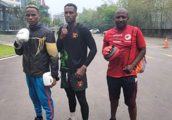 Team Eswatini’s Chawe Gamedze, Thabiso Dlamini and Coach Muzi Shongwe. (Supplied pic)